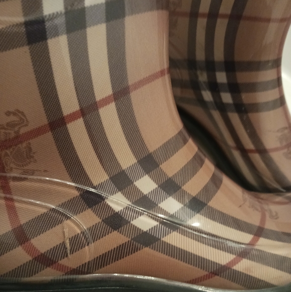 Burberry women's rain boots. - Picture 9 of 12